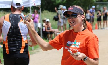 krista holding gels in triathlon