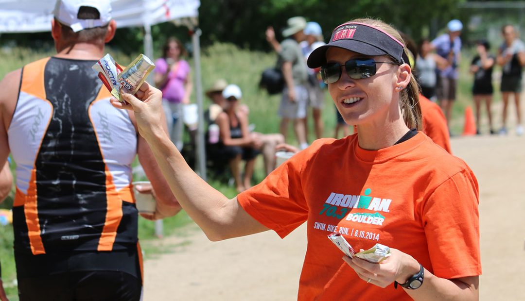 krista holding gels in triathlon